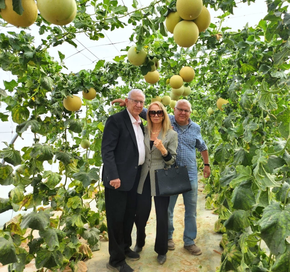 יואל ריבלין, שרית צמח וראובן ריבלין  (צילום: מועצה אזורית הערבה התיכונה)