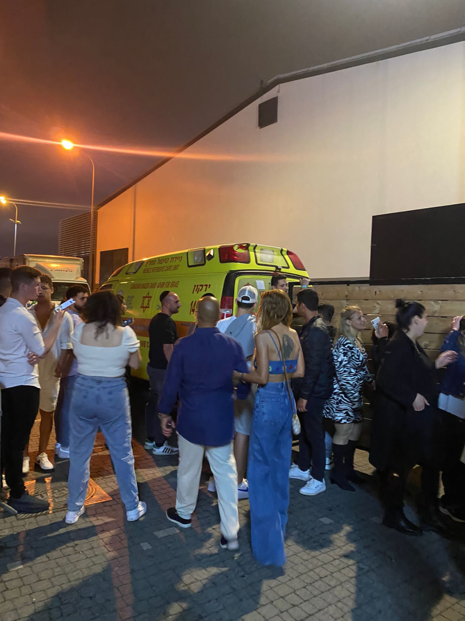 האמבולנס שהוזעק להופעתו של אייל גולן (צילום: באדיבות: איציק אוחנה 'כיכר השבת'  ו'הרבנית של האינסטגרם')
