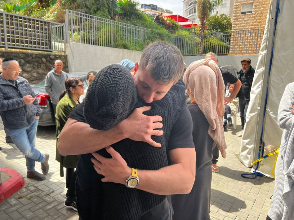 טל מורד מנחם את כנרת עשור על מות ילדיה (צילום: אדיר לחקים, כתב צפון, ערוץ 14)