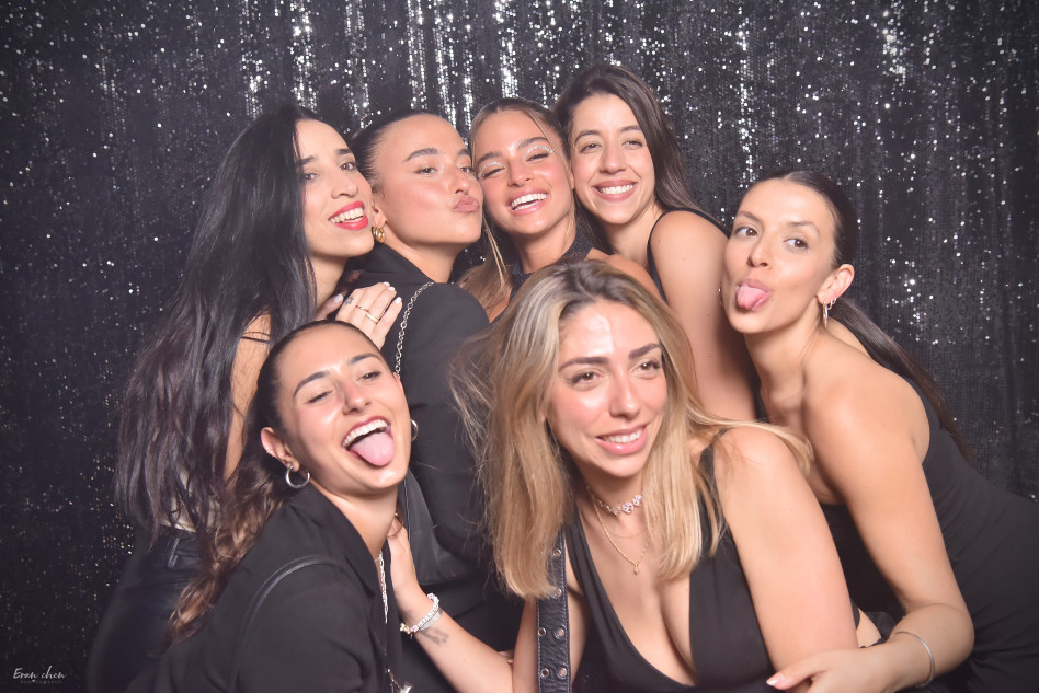 חוגגות לנועה קירל  (צילום: ארן חן צלמים)