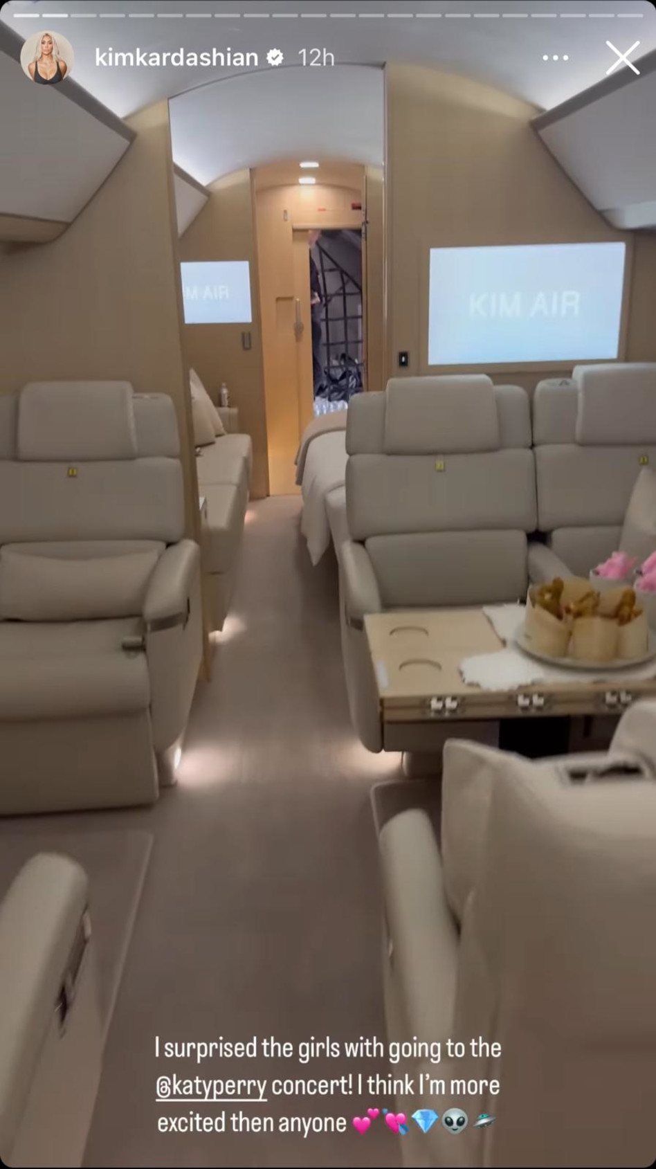 טיול בנות לוגאס. במטוס הפרטי. קז'ואל (צילום: צילום מסך אינסטגרם)