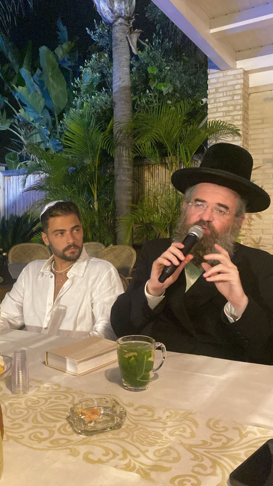 רועי סנדלר והרב מרדכי אורי הלוי אנגלמן  (צילום: באדיבות: איציק אוחנה כיכר השבת והרבנית של האינסטגרם)