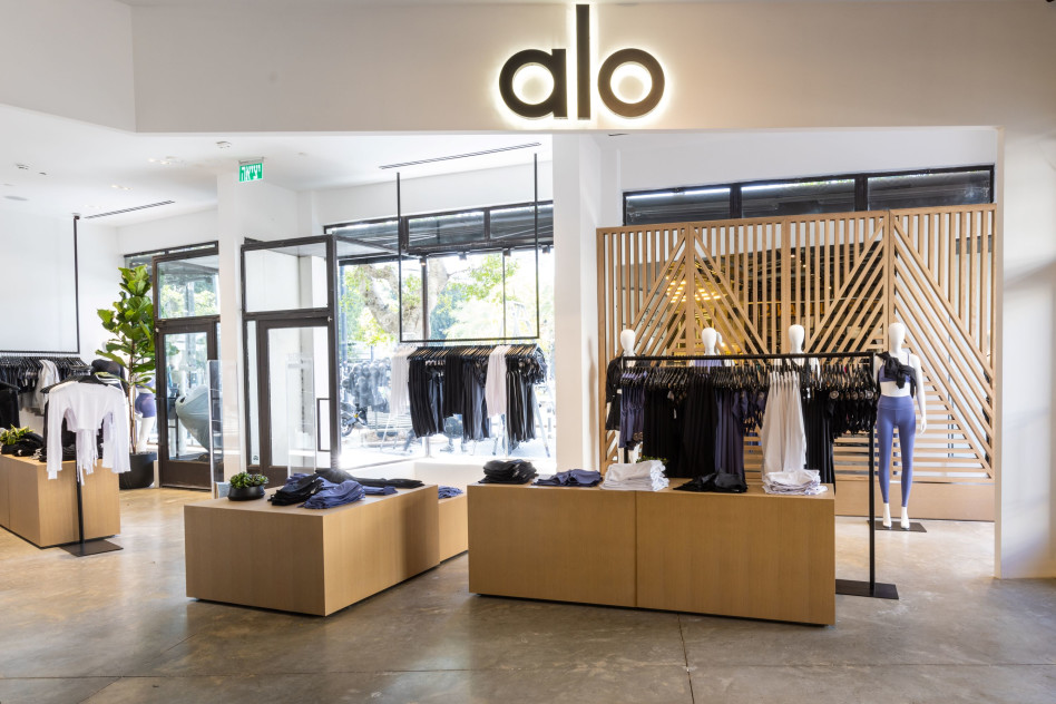 אלו יוגה בקניון עופר רמת אביב  (צילום: אבן השדה)