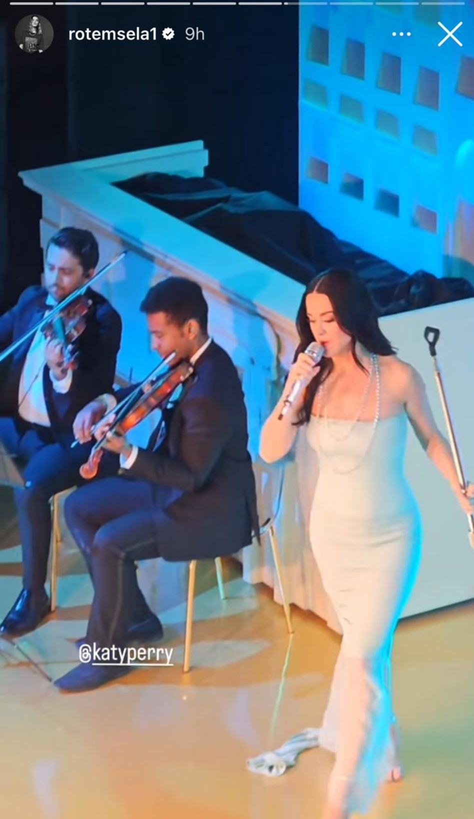 על החלק האמנותי - קייטי פרי. הכי קז' (צילום: צילום מסך אינסטגרם)