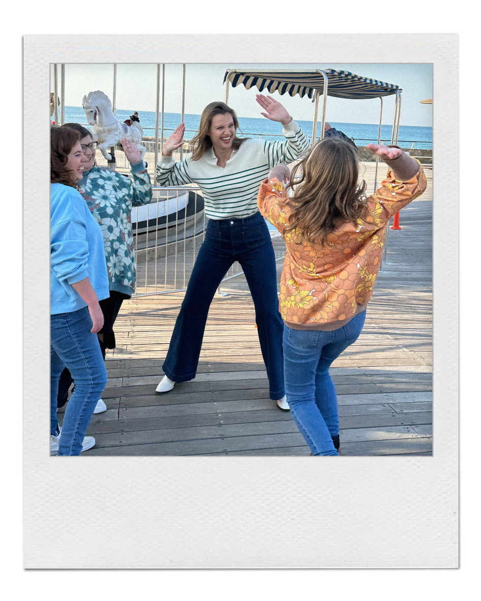 לא שוכחת לעשות מעשים טובים: ניבר מדר עם ילדי ובוגרי אלוט (צילום: רונן חרוסטופורוב)