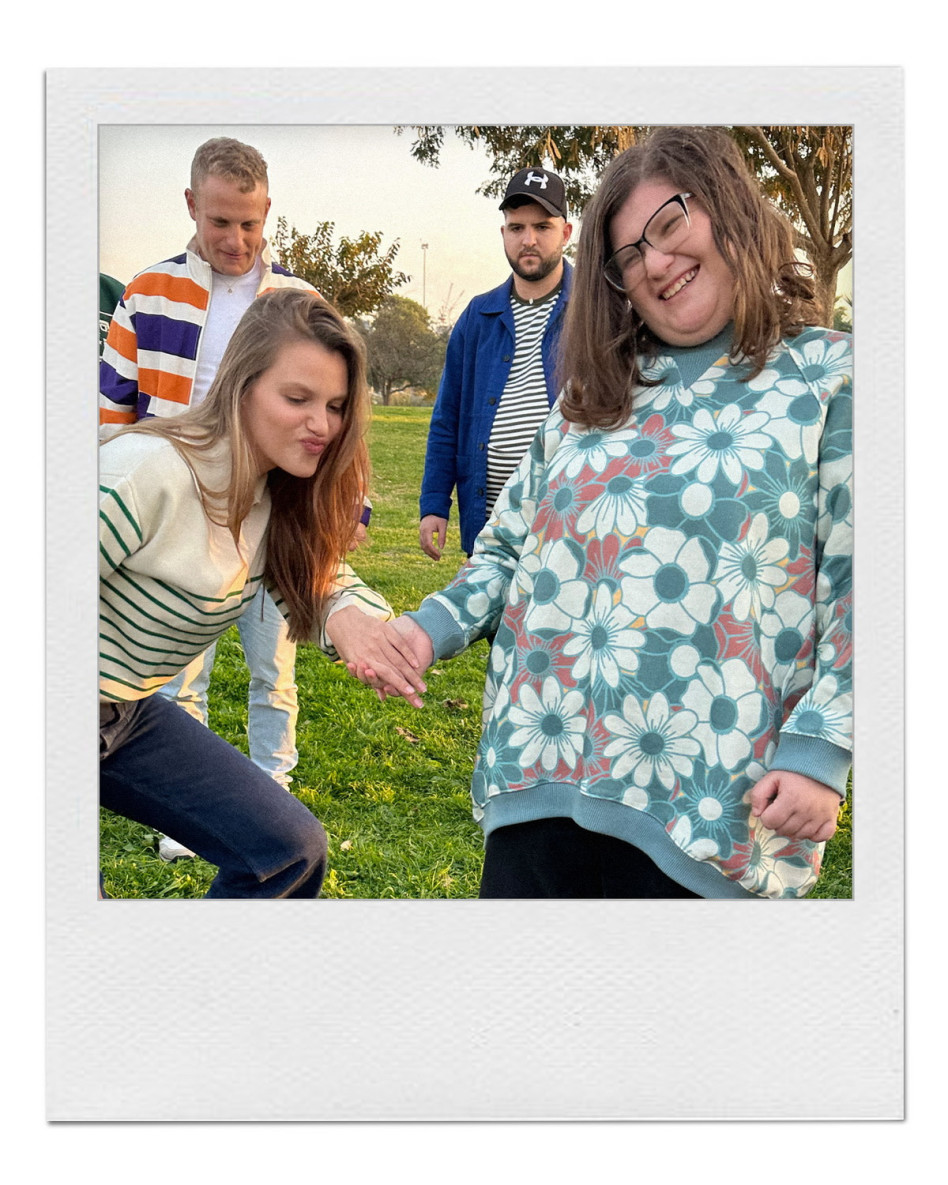 ניבר מדר עם עם לאה לטניק רועי יעקב ואורי יצחקי ילדי ובוגרי אלוט  (צילום: רונן חרוסטופורוב)