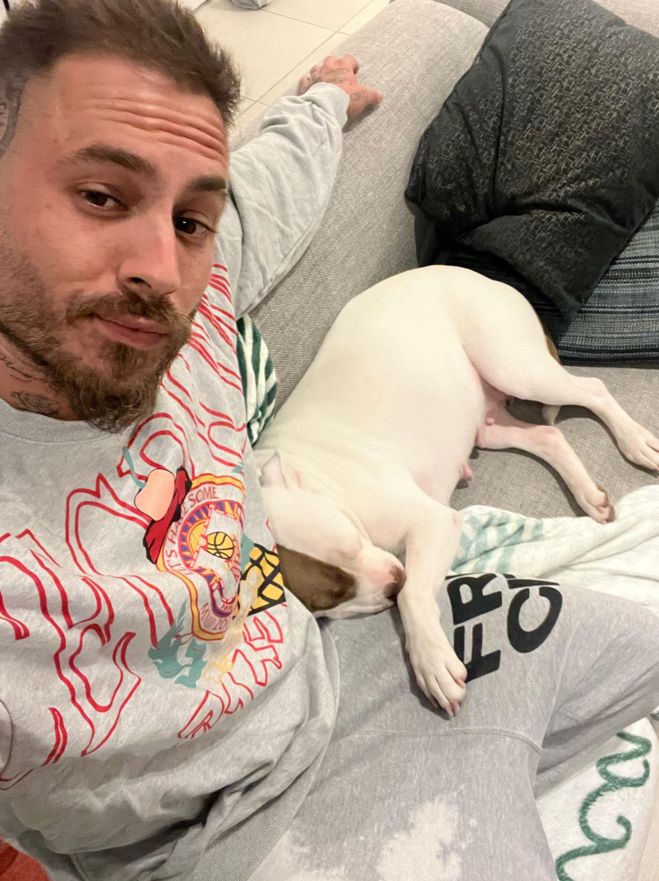 טום אביב והכלבה טוני (צילום: פרטי)