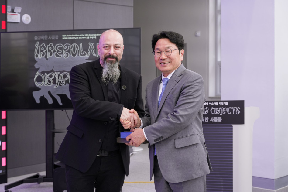 גוונגג'ו קאהג גי ג'ונג ואודי אדלמן (צילום: Gwangju Biennale Foundation)