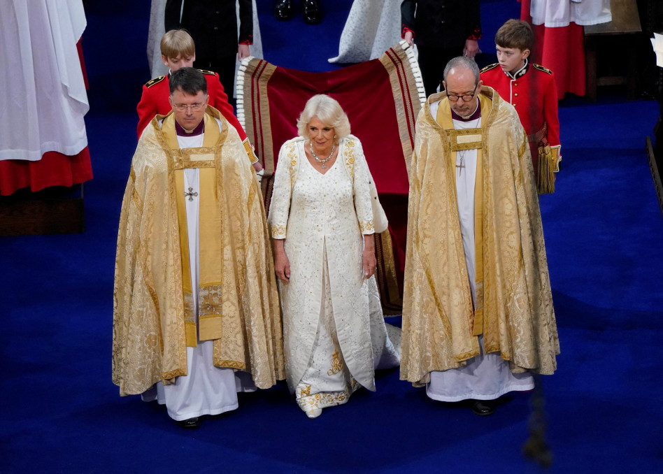 המלכה קמילה בטקס ההכתרה בבריטניה (צילום: רויטרס)
