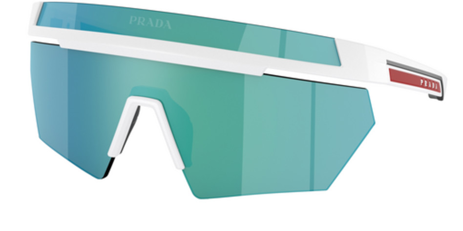 הסטייל של פראדה במראה אלגנט ספורטיבי בצבעי פסטל לבן (צילום: יחצ חול)