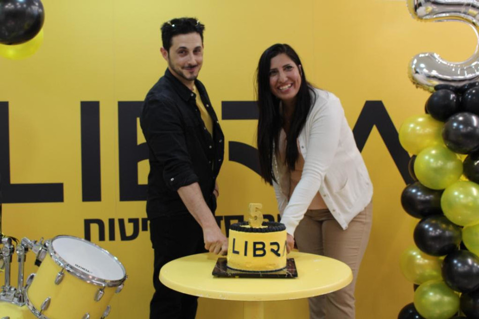 אתי אלישקוב ותומר קאפון  (צילום: גיא טוב)