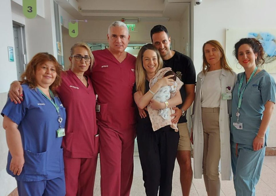 קטיה וליאור בבית החולים עם התינוקת החדשה  (צילום: רחל דוד, סורוקה)