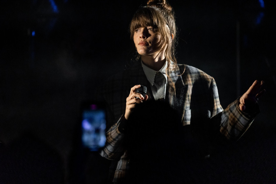 הופקדה על החלק האמנותי. נוגה ארז באירוע ההשקה של קלאב מד (צילום: marvin photography)