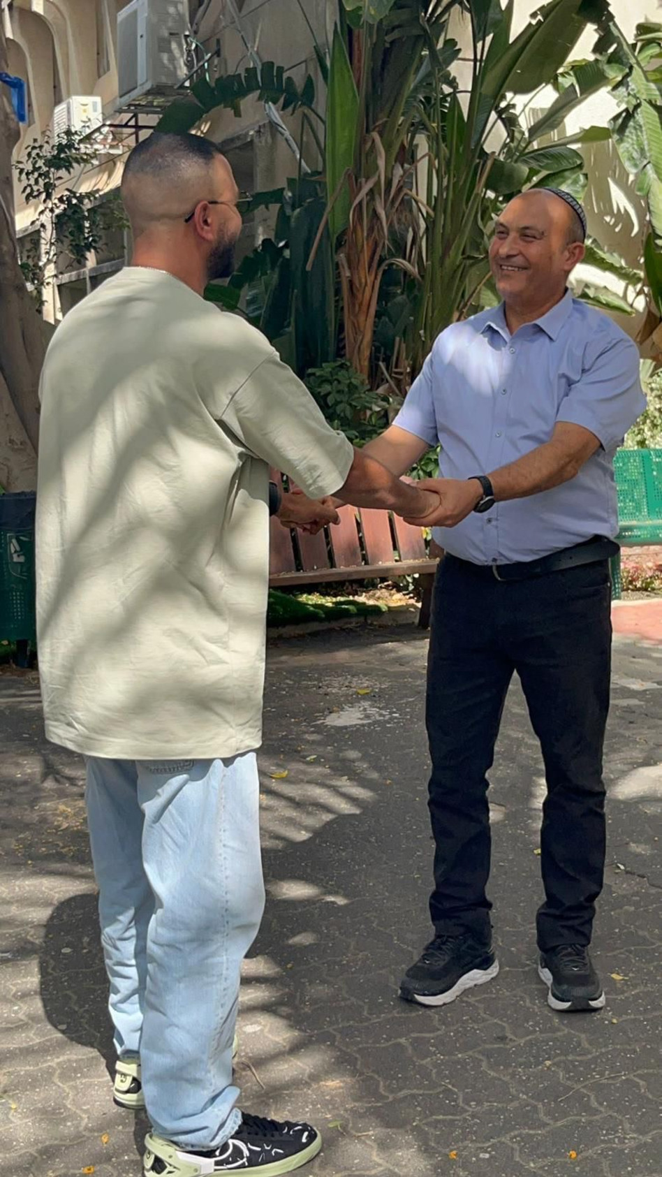 איתי לוי והמחנך מיקי בוסקילה (צילום: באדיבות buyme)