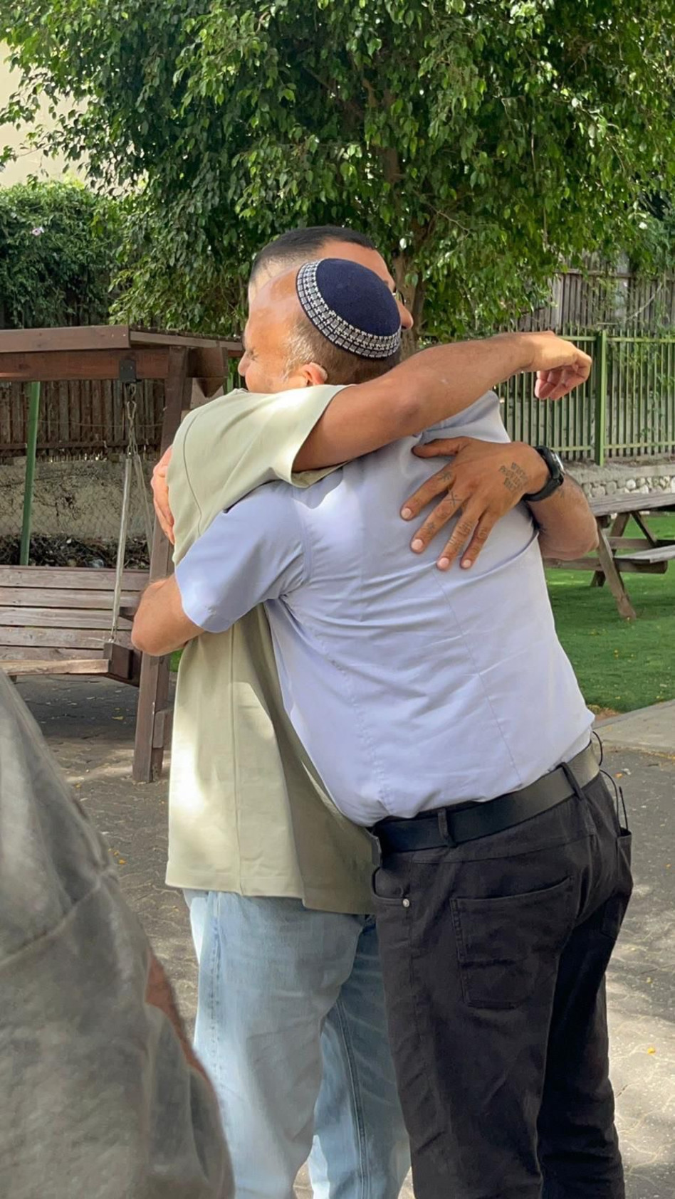 איתי לוי והמחנך מיקי בוסקילה (צילום: באדיבות buyme)