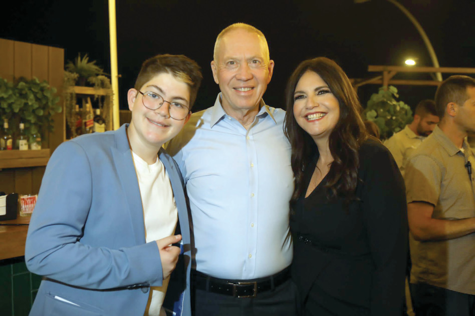 קרן ברק, יואב גלנט, עידו ברק (צילום: גולן ינאי)