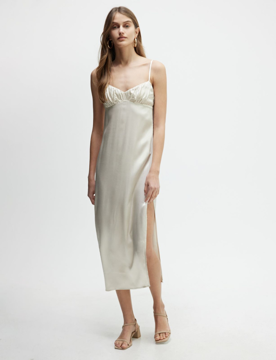 קלילה ולא מתאמצת: שמלת סאטן עם כיווצים, 79.90 שקלים במקום 199.90 שקלים (צילום: שרבן לופו סטודיו קסטרו)