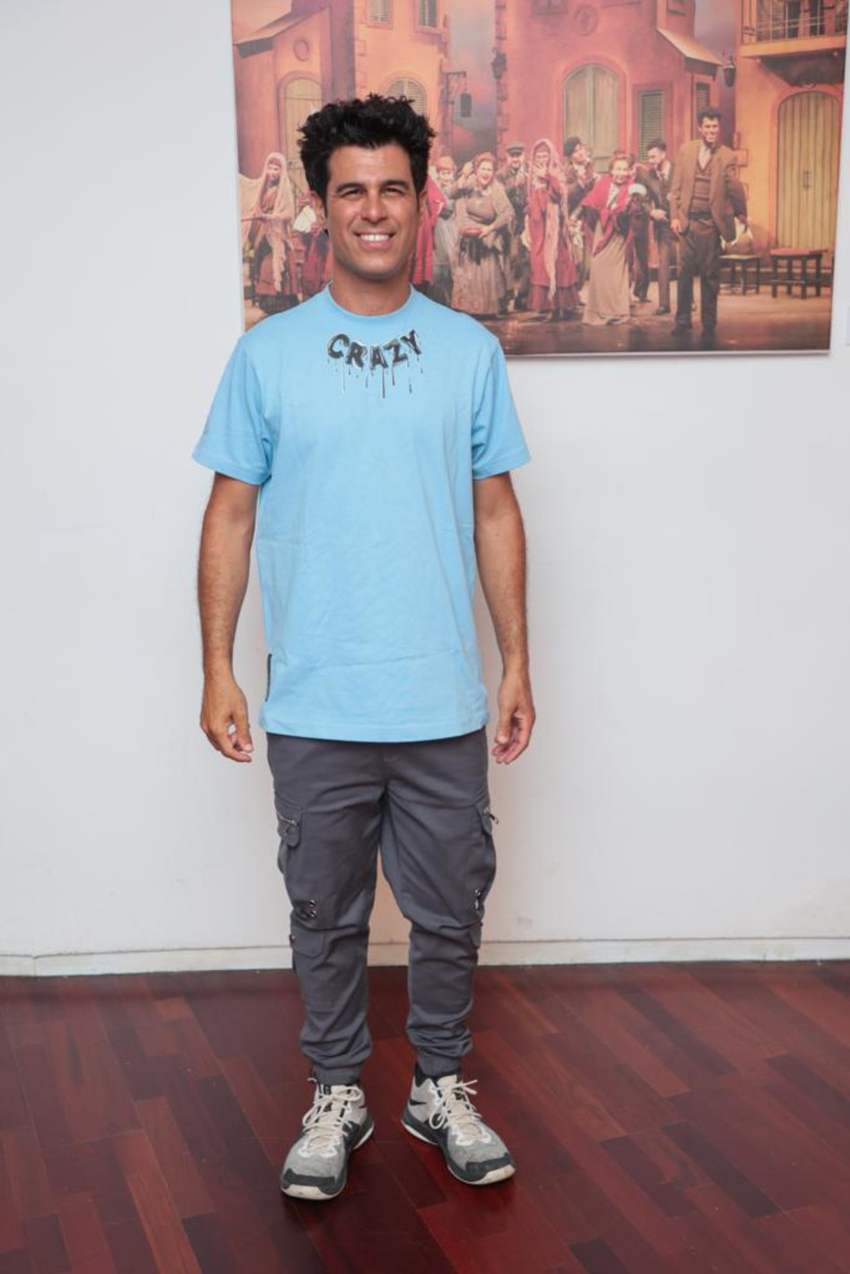 חלק מהקאסט. טל מוסרי בהצגה המאה של קזבלן (צילום: גיא שרייבר)