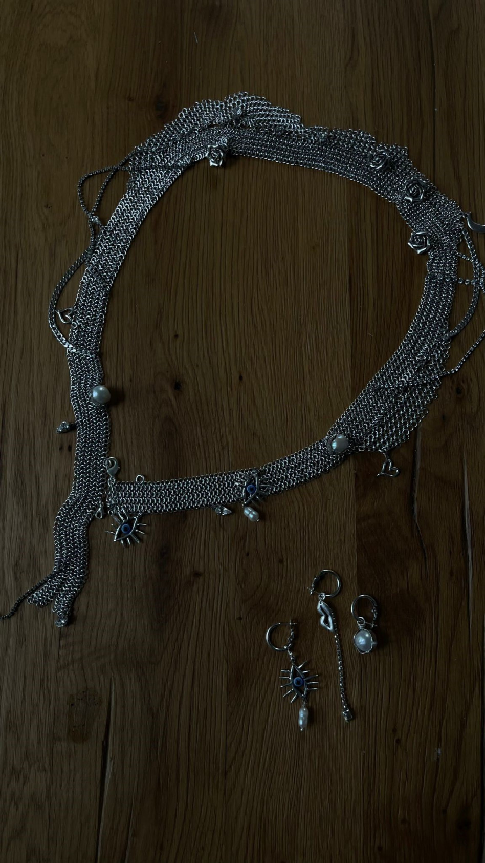 התכשיטים של אוריה עזרן שעיצבה אפרת קסוטו לאירוע (צילום: פרטי)