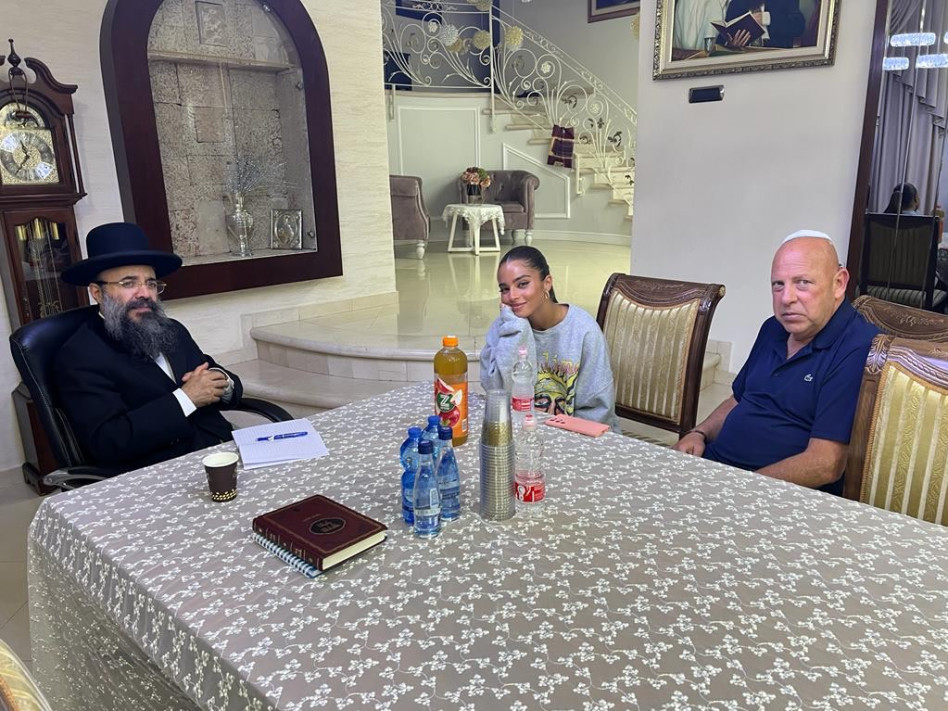 אמיר קירל, נועה קירל, הרב יעקב ישראל איפרגן (צילום: באדיבות: איציק אוחנה כיכר השבת והרבנית של האינסטגרם)