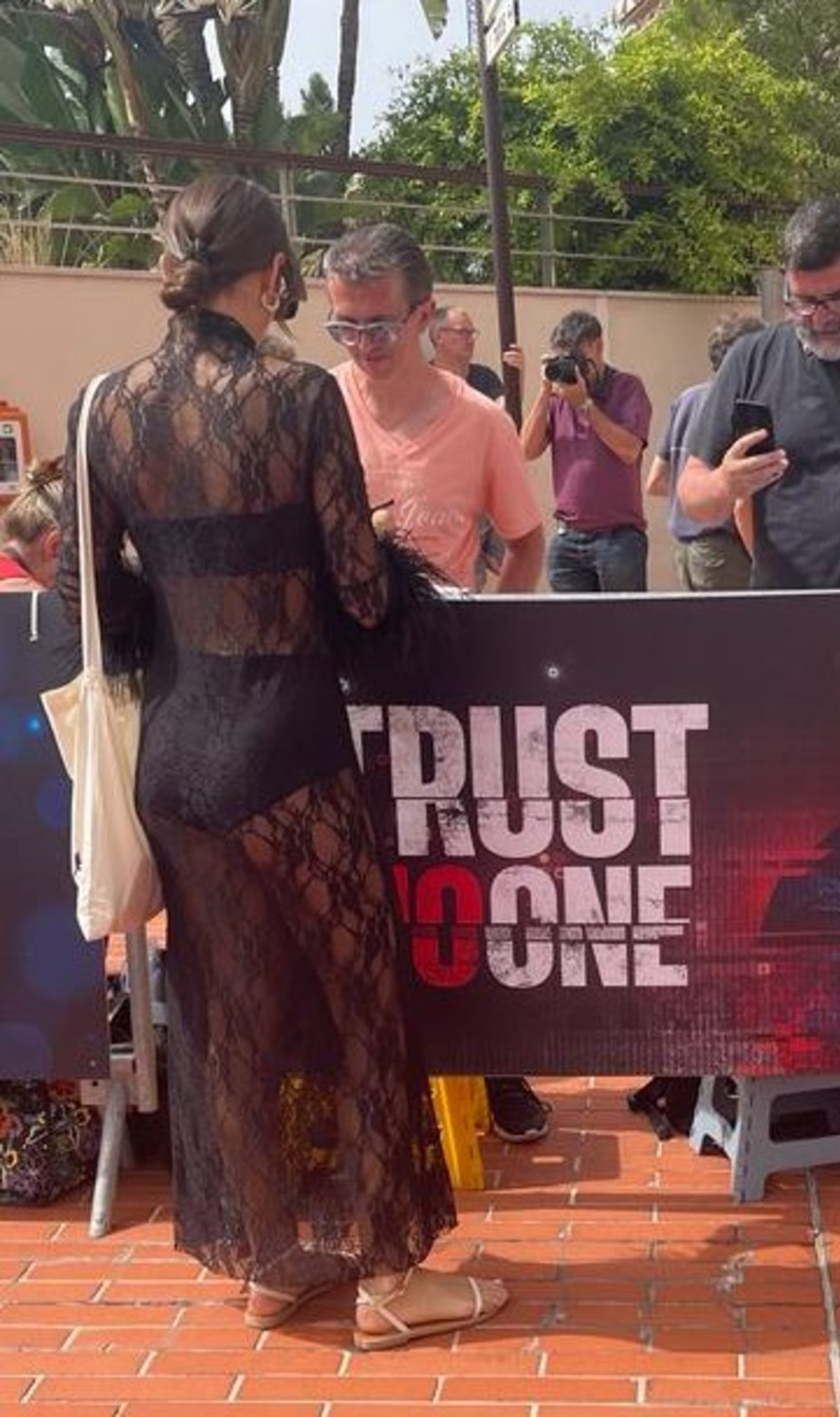 יעל אלקנה עם שמלת התחרה השחורה (צילום: ללא קרדיט)