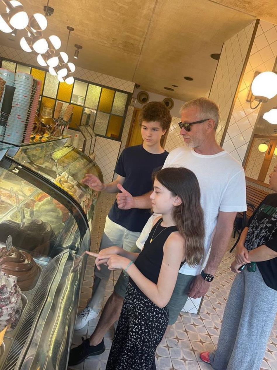 רומן אברמוביץ' וילדיו (צילום: ללא קרדיט)