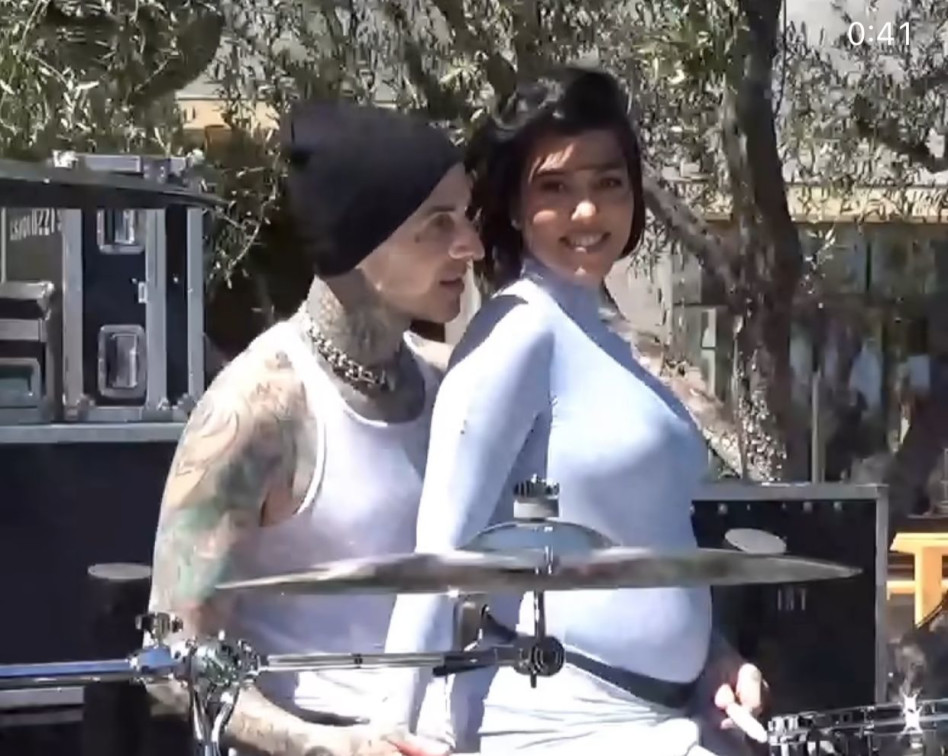 קורטני קרדשיאן וטראוויס בארקר (צילום: צילום מסך אינסטגרם)