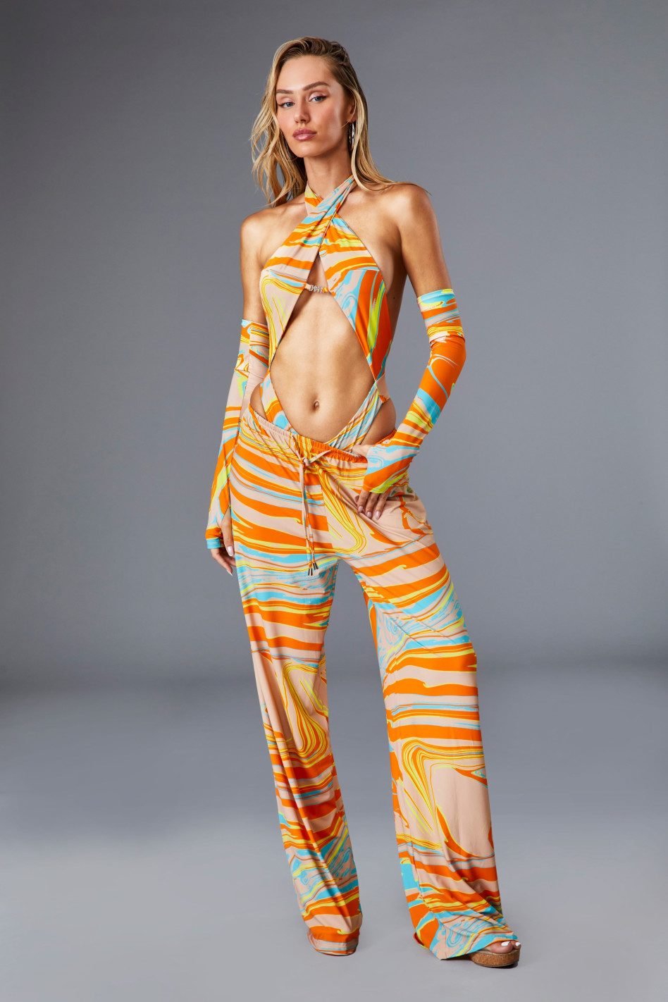 בגד ים שלם- 500 שח, מכנסיים- 300 שח, כפפות- 80 שח (צילום: דור שרון)