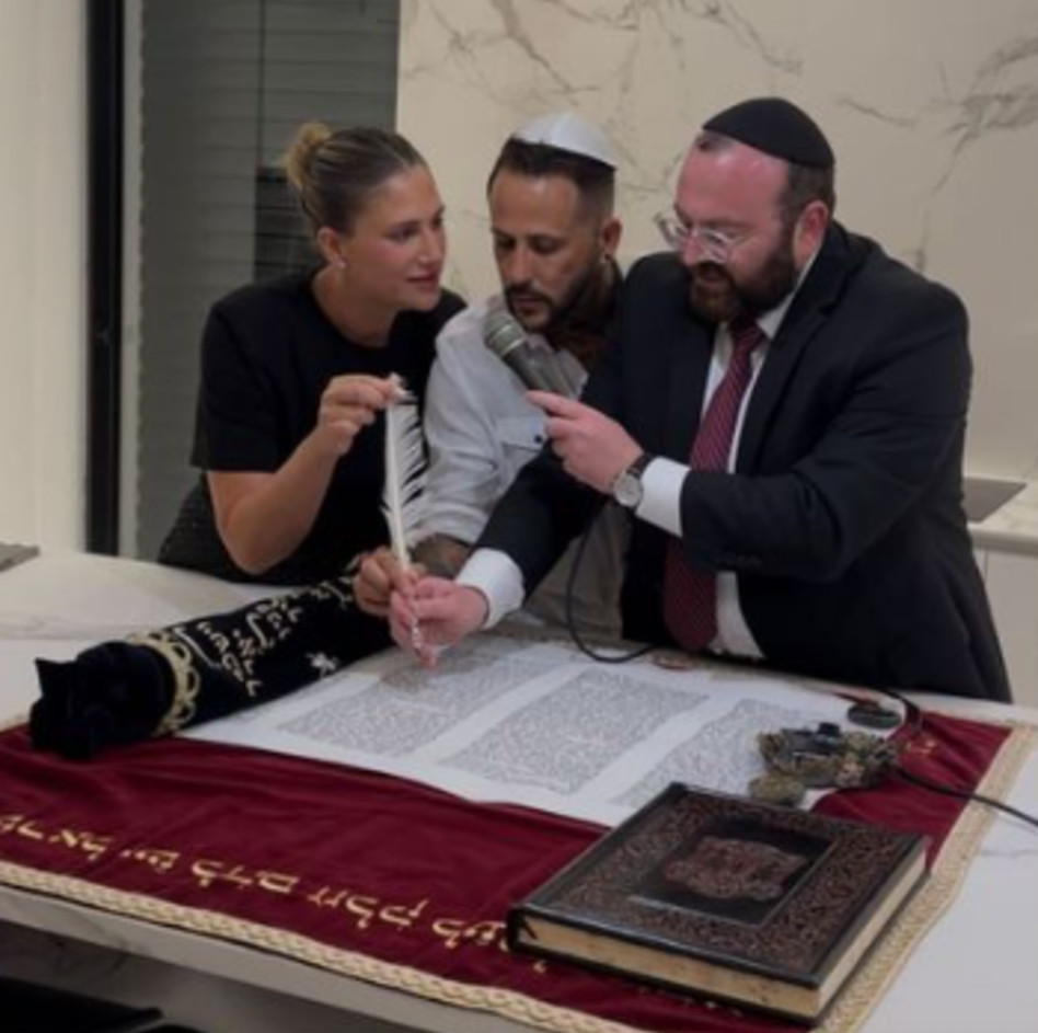 אסי ועדי בוזגלו עם הרב יגאל כהן (צילום: צילום מסך אינסטגרם)