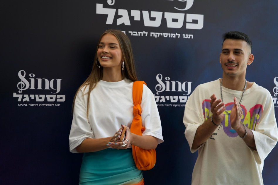 אבי אבורומי לצד אנה זק בהשקת פסטיגל 2023 (צילום: נוקד סעדה)