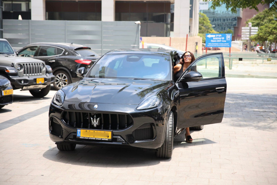 אופירה אסייג והרכב החדש (צילום: אור גפן)