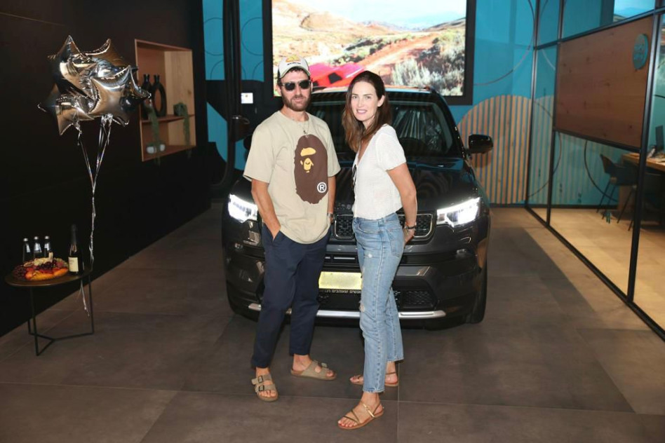 אורי פפר ויעל גולדמן עם הג'יפ החדש (צילום: אור גפן)