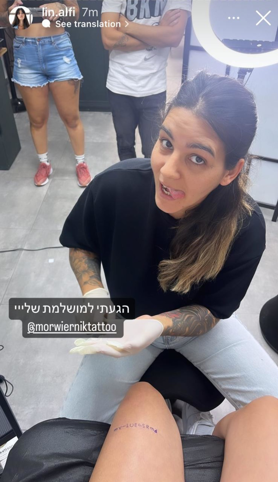 לירון, אשתו של בן ויארניק, מקעקעת את לין אלפי (צילום: צילום מסך אינסטגרם)