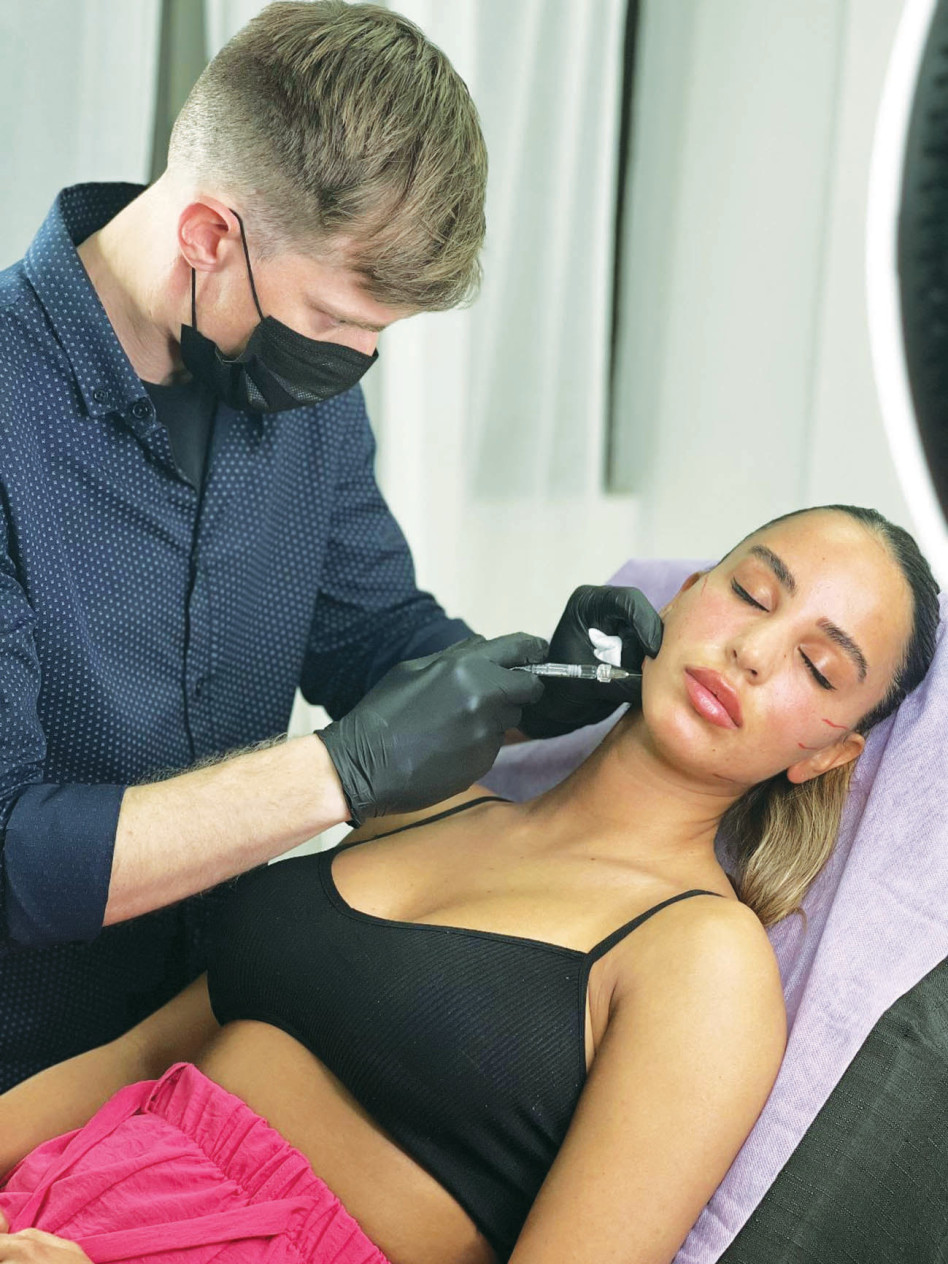 משה רוזן ושיר צרפתי  (צילום:  יח''צ דג הזהב)