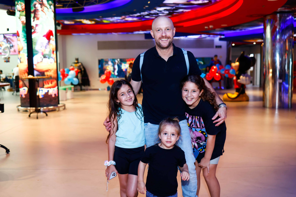 אבי נוסבאום והילדים (צילום: דרור סיתהכל, פילמהאוס)