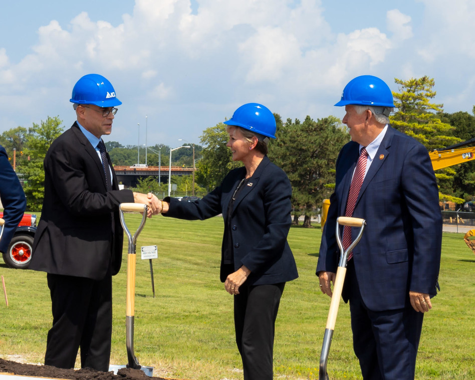 רביב צולר, ג'ניפר גרנהולם ומייק פרסון (צילום: ICL Group )
