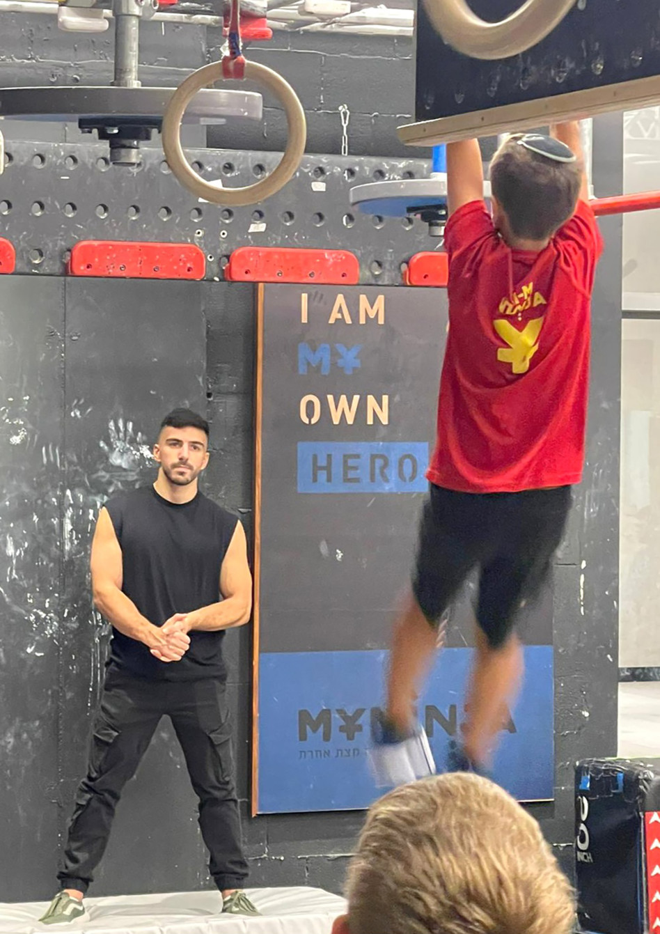 יוגב מלכה מאמן בקייטנת נינג'ה (צילום: פול סגל)