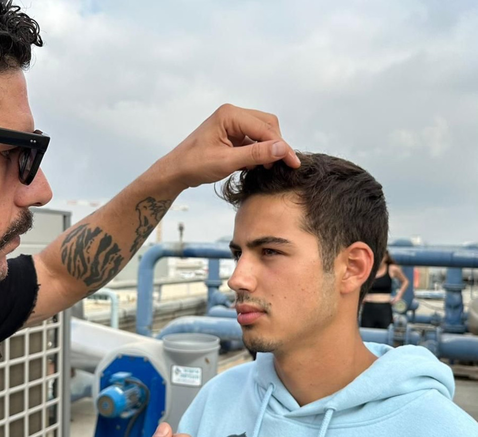 ליאם אבני מצטלם לקמפיין של אורבניקה (צילום: אהוד שגב)