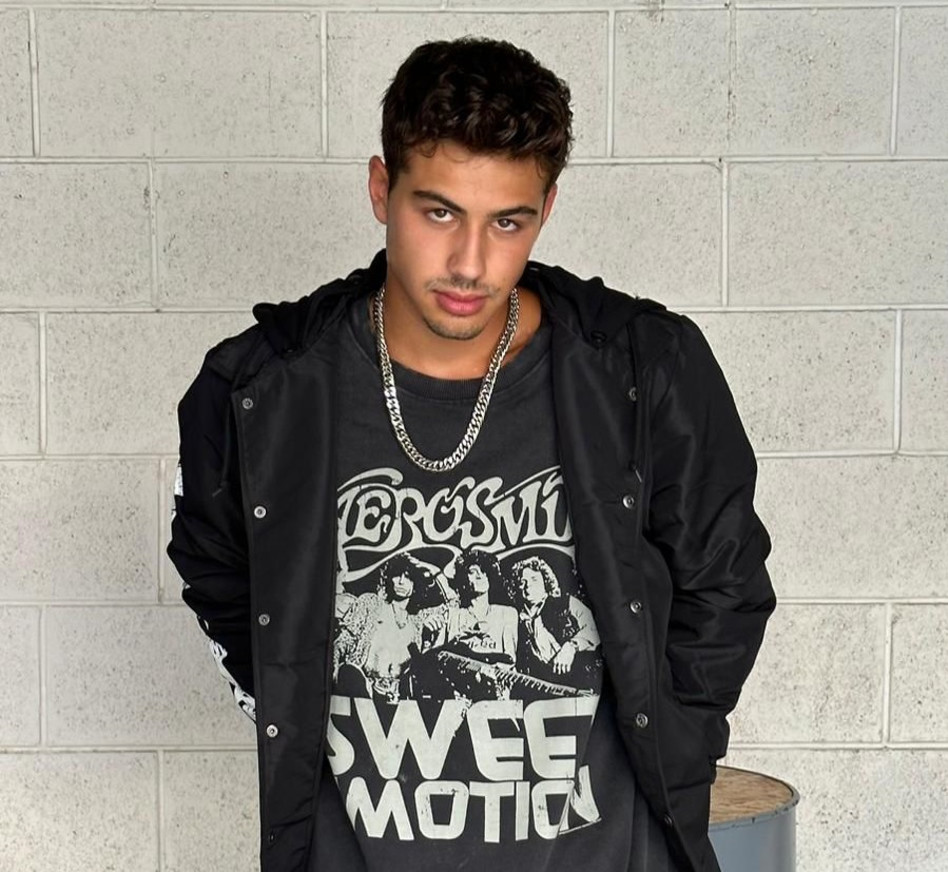 ליאם אבני מצטלם לקמפיין של אורבניקה (צילום: אהוד שגב)