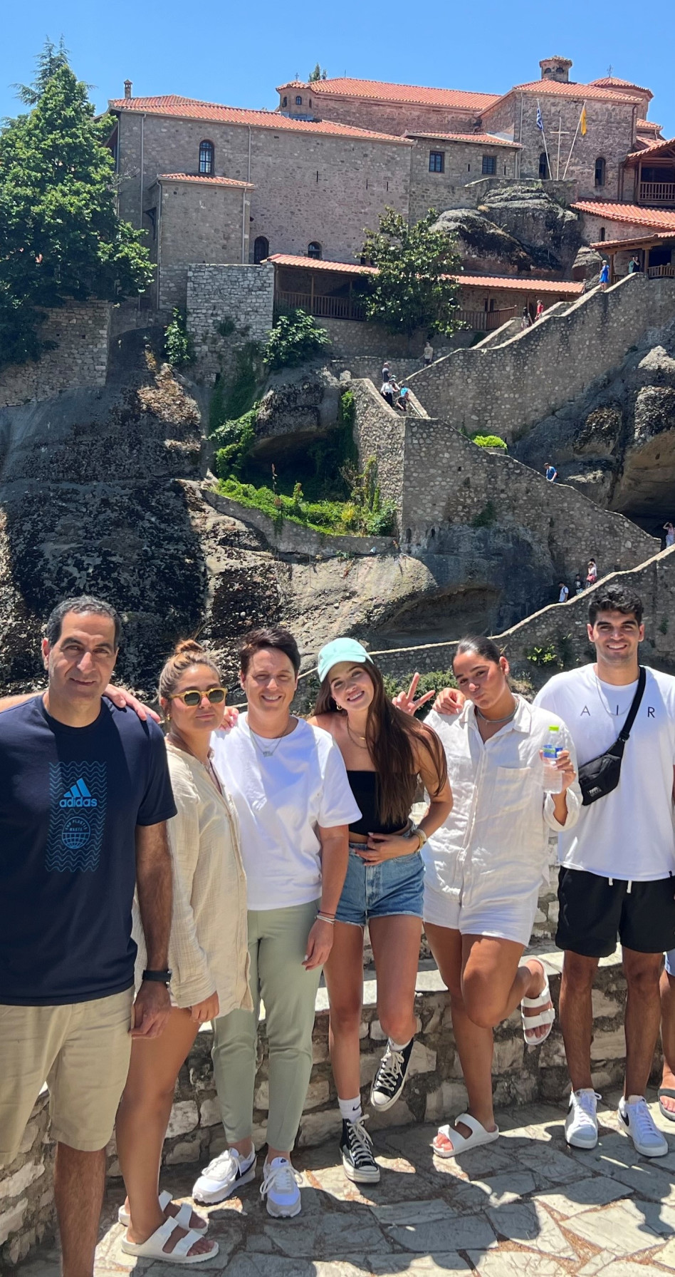 אלה שלף אהרוני ומשפחתה ביוון (צילום: אלבום משפחתי)