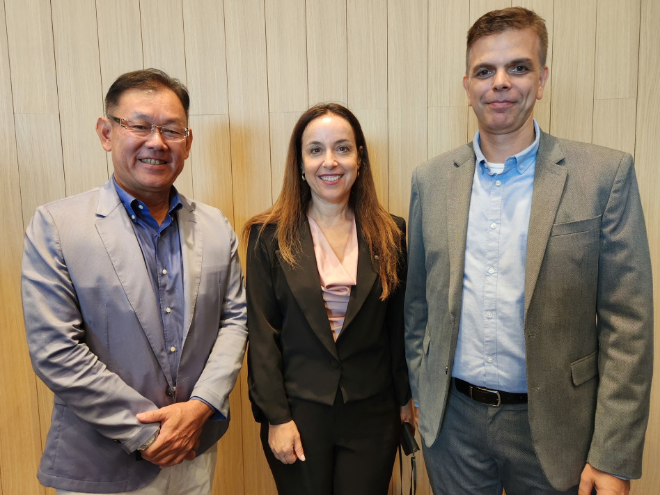 גילעד מאירוביץ, נועה אשר וקטושיקו קאזווה (צילום: NTT Israel)