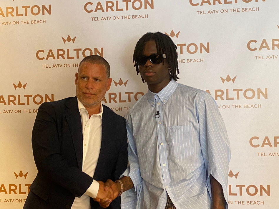 הזמר Rema ויוסי נביא מנכ''ל קרלטון תל אביב (צילום: שי רגב)