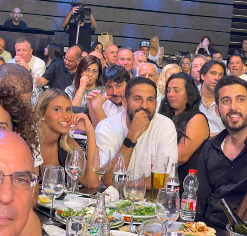 יוסי עזרא ובלונדינית אלמונית (צילום: יחצ)