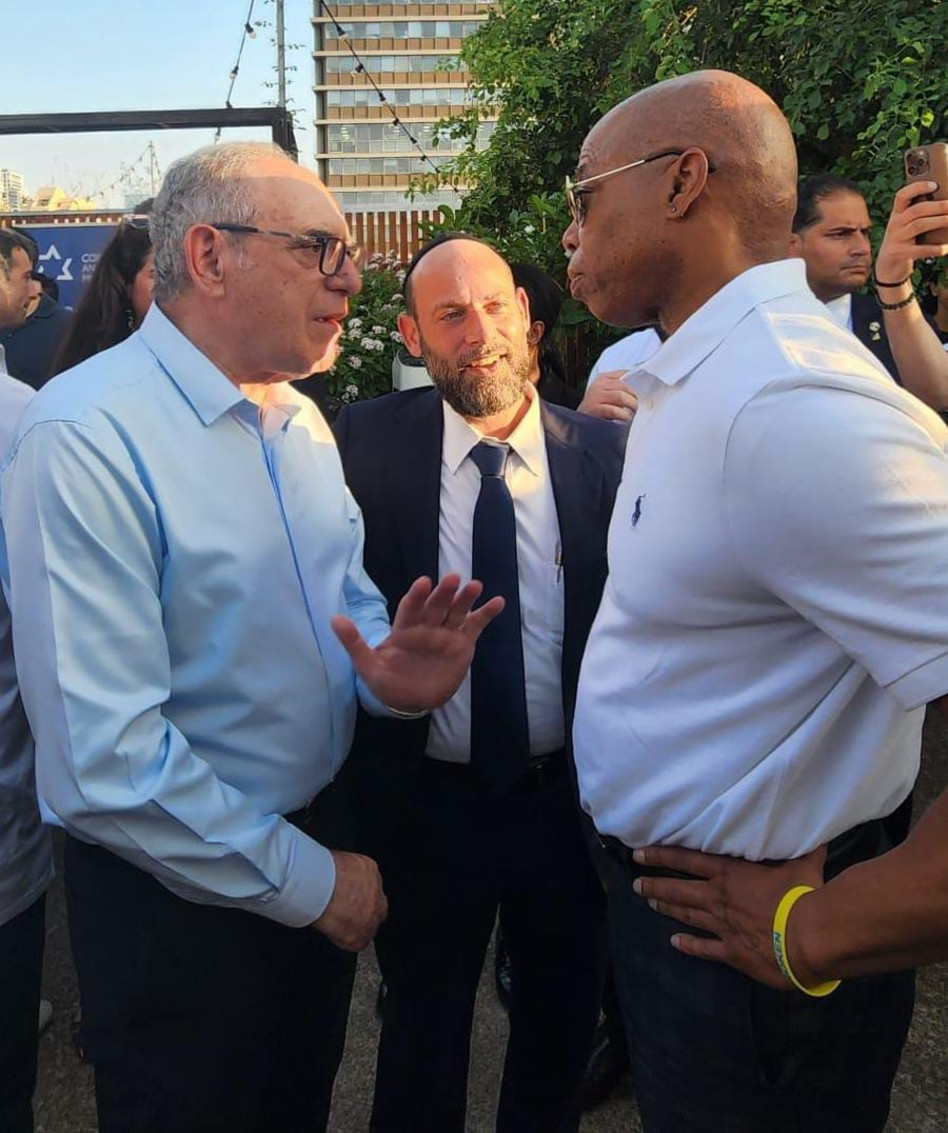 פרס (מימין) הרב ערבליך וראש עיריית ניו יורק (צילום: באדיבות למענכם)