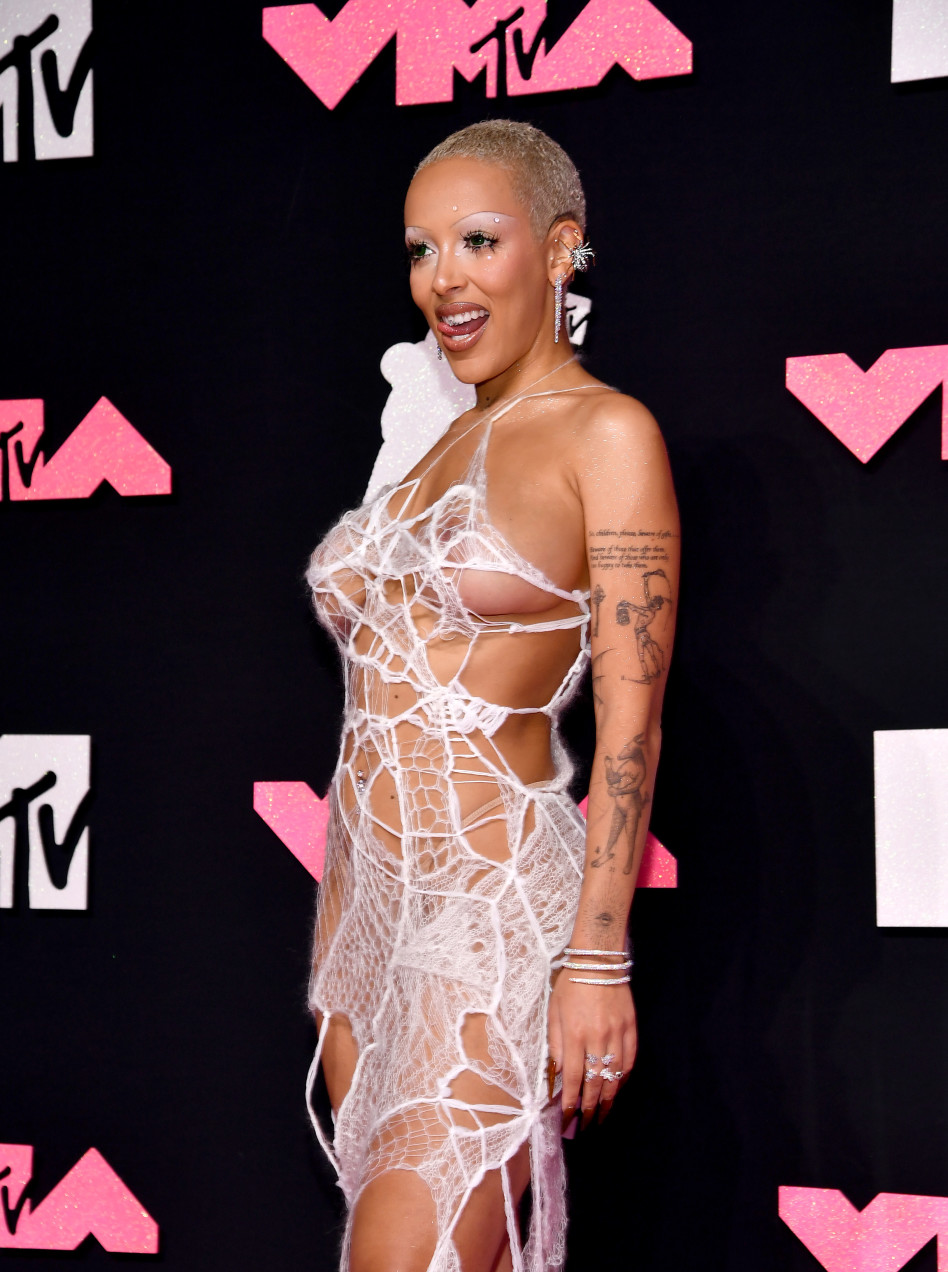 מצטערים אבל לא הצלחנו להבין מה היא לובשת: הראפרית דוג׳ה קאט (צילום: Noam Galai/Getty Images for MTV)