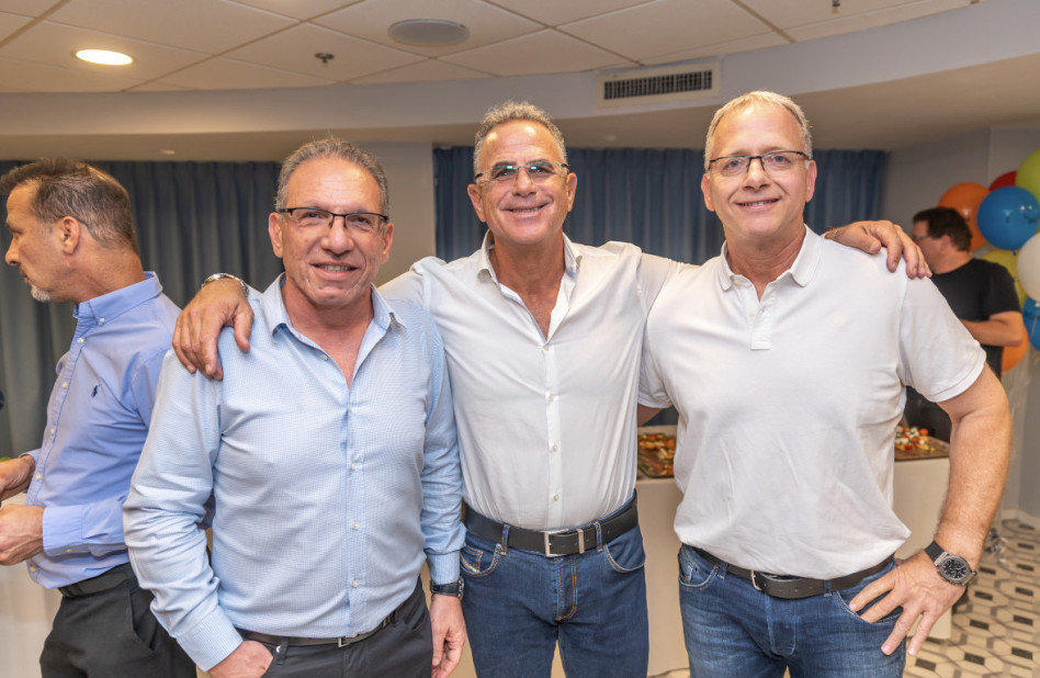 הרמת כוסית (צילום: דניס קפל)