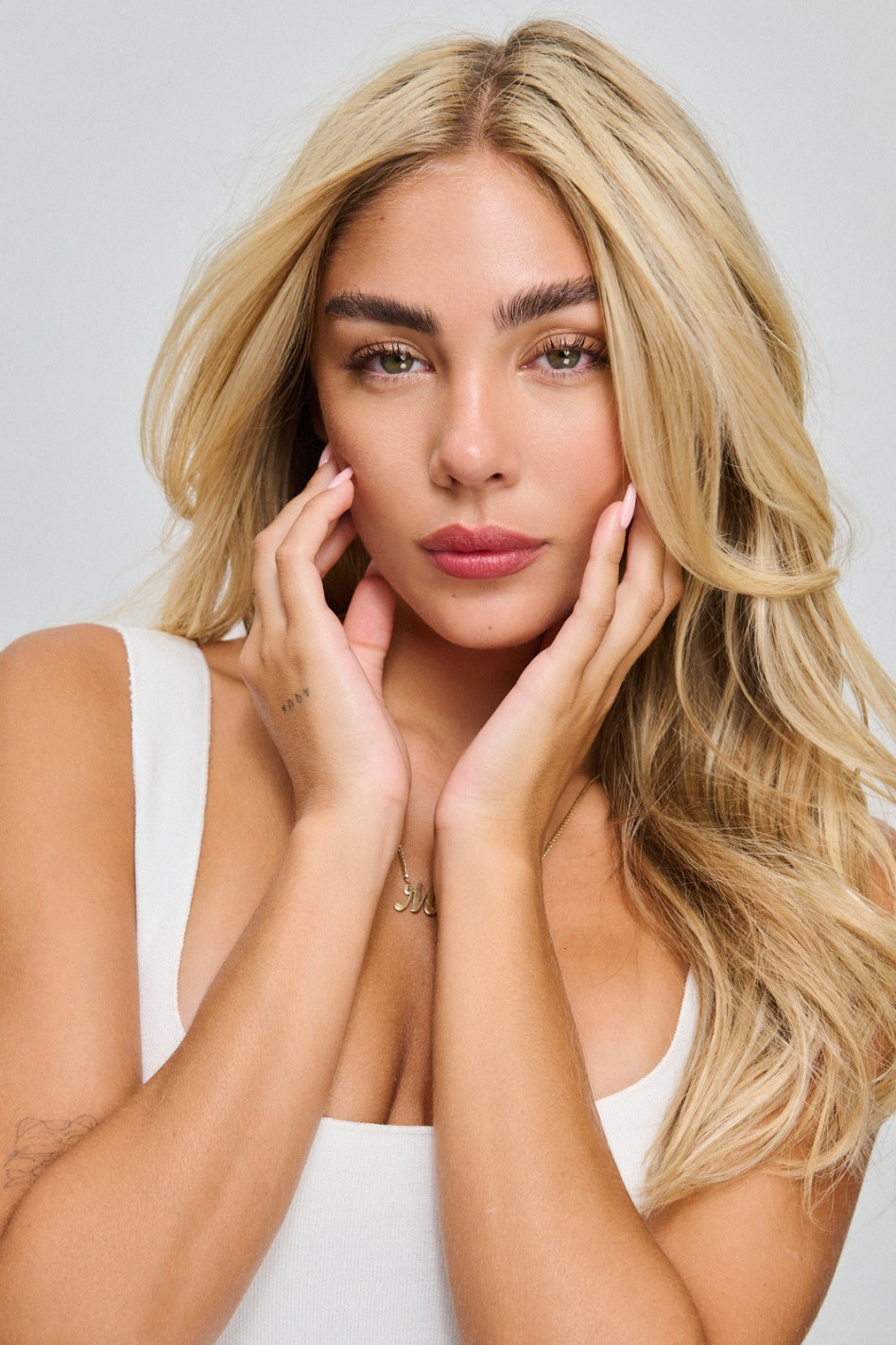 מאיה קיי בצילומי מותג הקוסמטיקה קרליין (צילום: לי אגמון)