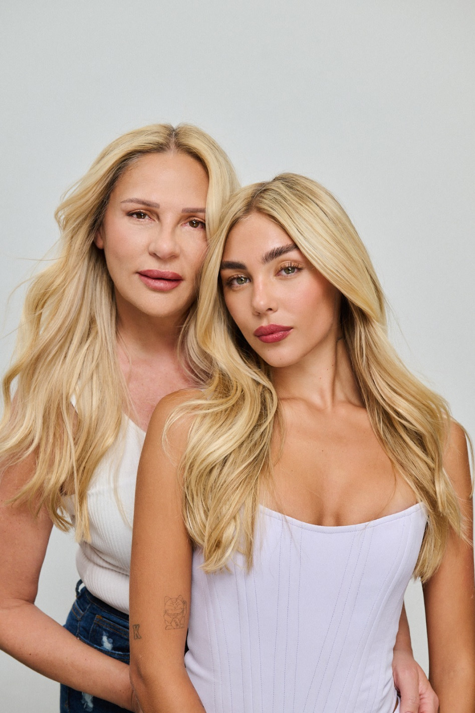 מאיה קיי ואימה אורלי בצילומי מותג הקוסמטיקה קרליין (צילום: לי אגמון)