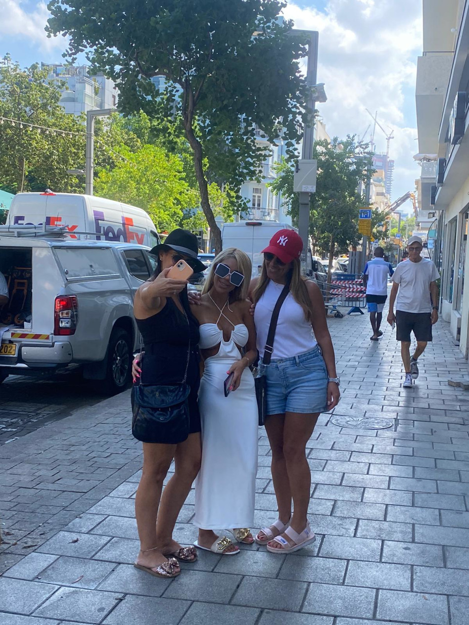 סתיו קצין והמעריצות (צילום: מערכת TMI)