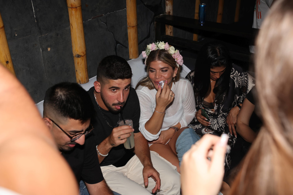 אפשר פרטים? ג'קי אזולאי והחבר החדש (צילום: אור גפן)